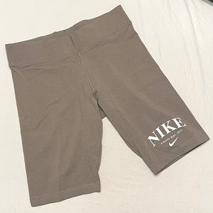 Nike Sportswear Women's Mid-Rise Bike Shorts Size M (8-10)